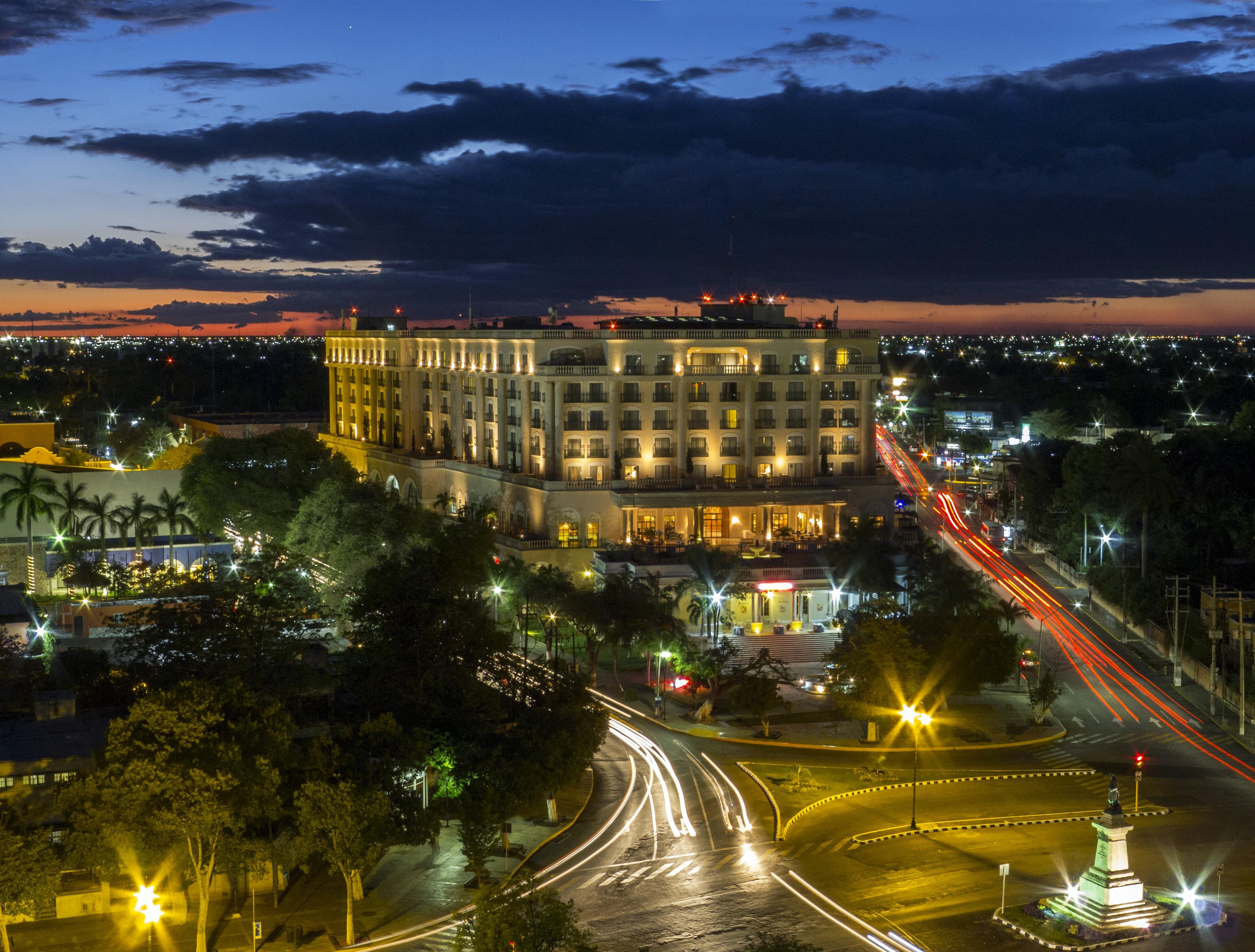 Fiesta Americana Merida Mérida Exterior foto The hotel at night