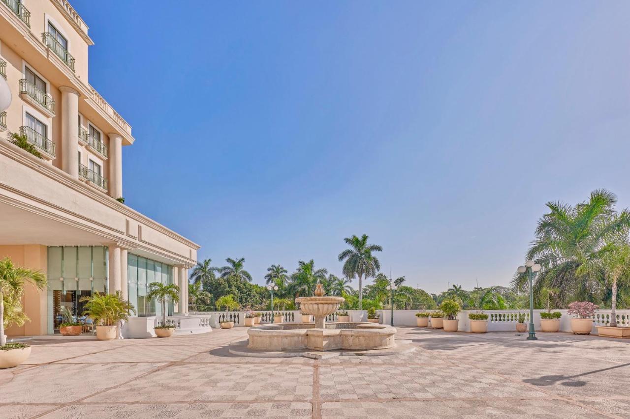 Fiesta Americana Merida Mérida Exterior foto Fountain at the entrance of the hotel