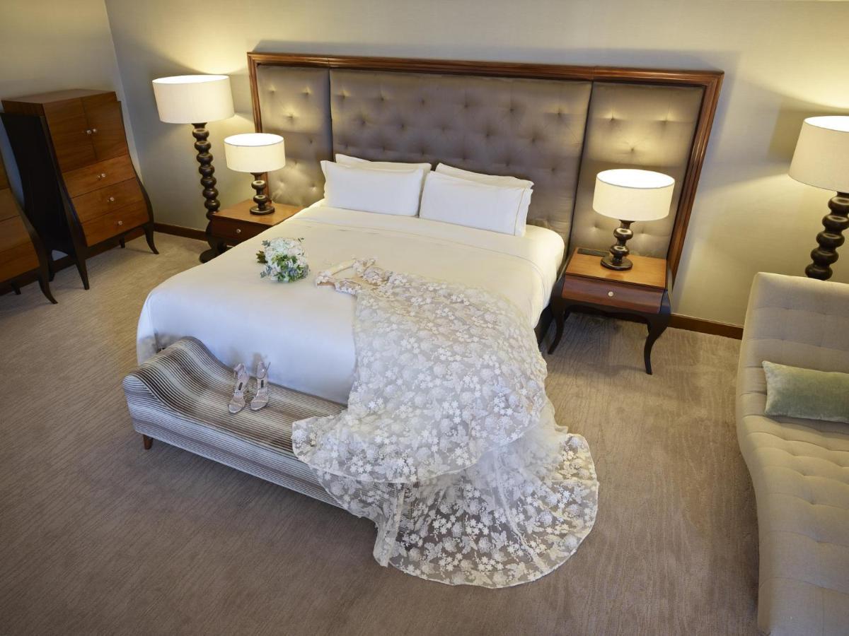 Fiesta Americana Merida Mérida Exterior foto A bed with a bed runner